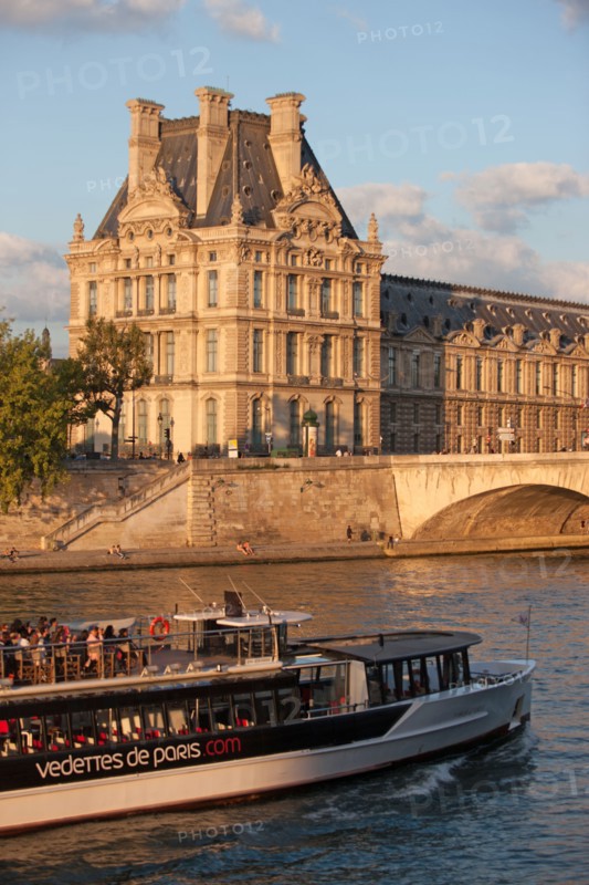 Pont du Carrousel Et Pavillon De Flore Du Musée du Louvre,