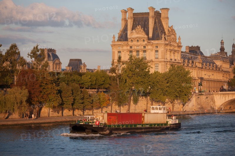 Pont du Carrousel Et Pavillon De Flore Du Musée du Louvre, Péniche Porte Conteneurs
