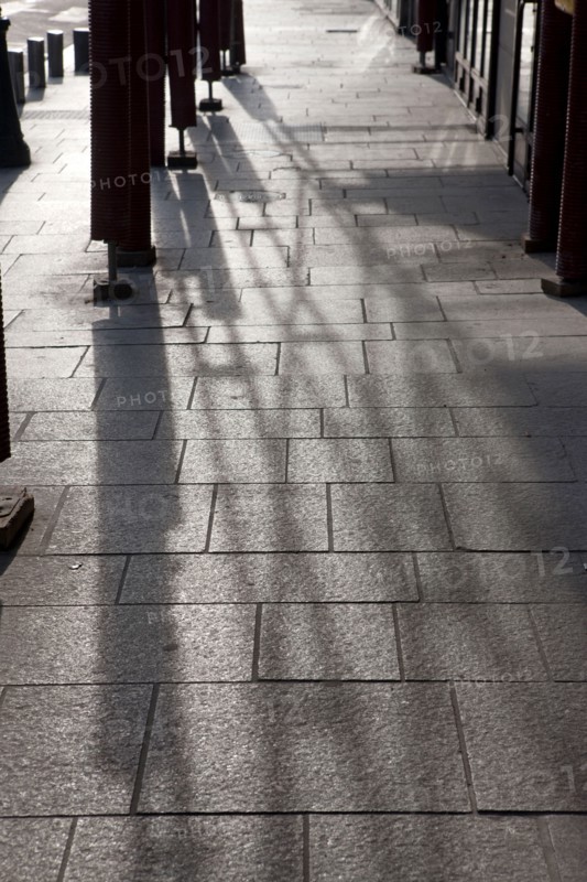 2e Arrondissement, Ombre D'Un Echafaudage Sur Le Trottoir