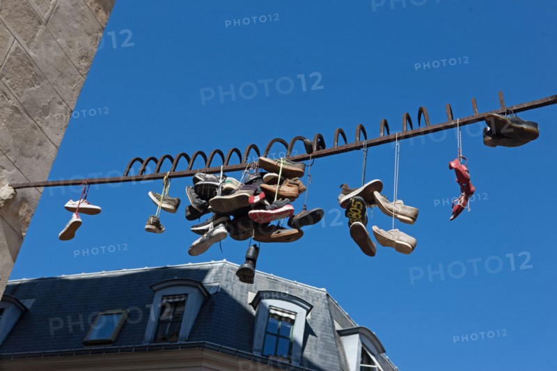 Shoe tossing, Paris