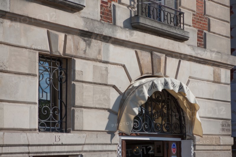 13 Place Du Pont Neuf, La Taverne Henri IV