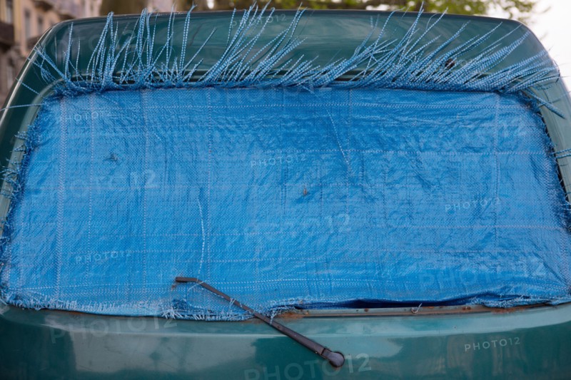 Bache bleue sur un parebrise