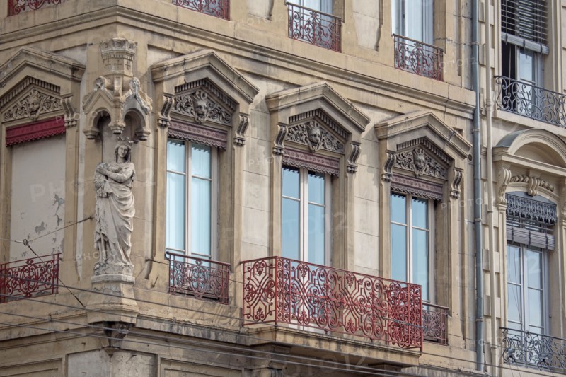 Lyon, sculpture d'angle Place des Cordeliers