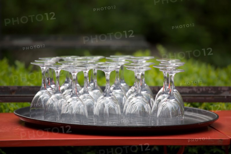 Verres a pied poses sur un plateau