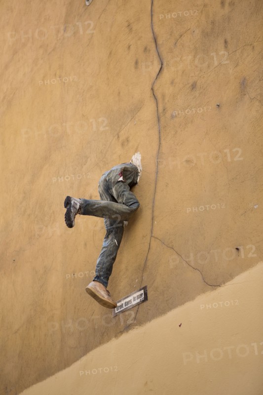 Lyon, oeuvre "Droit dans le mur"