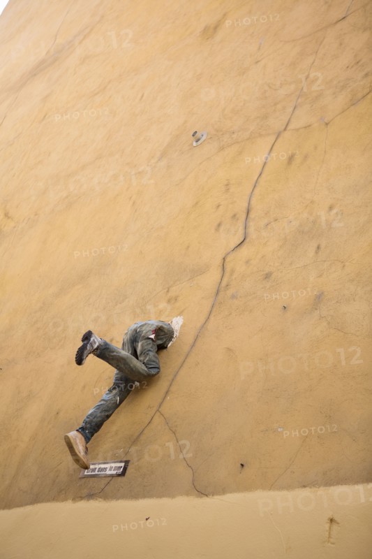 Lyon, oeuvre "Droit dans le mur"