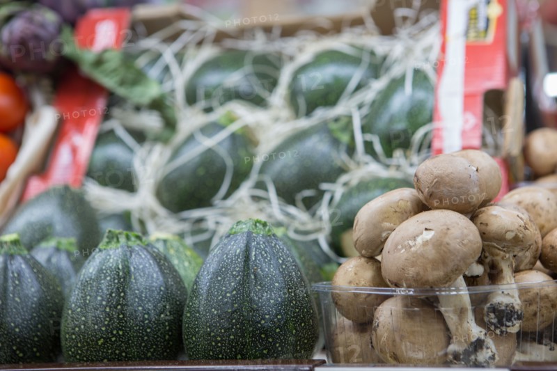 Courgettes rondes et champignons bruns