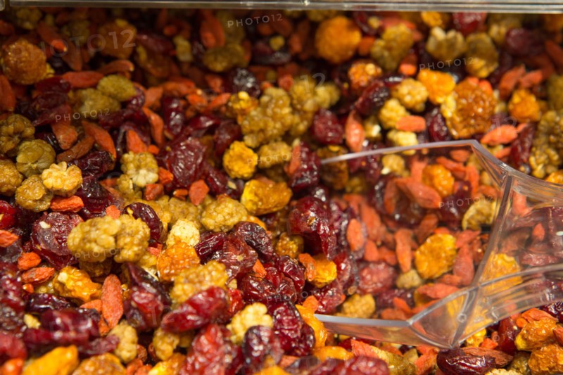 Assortiment de baies et fruits secs