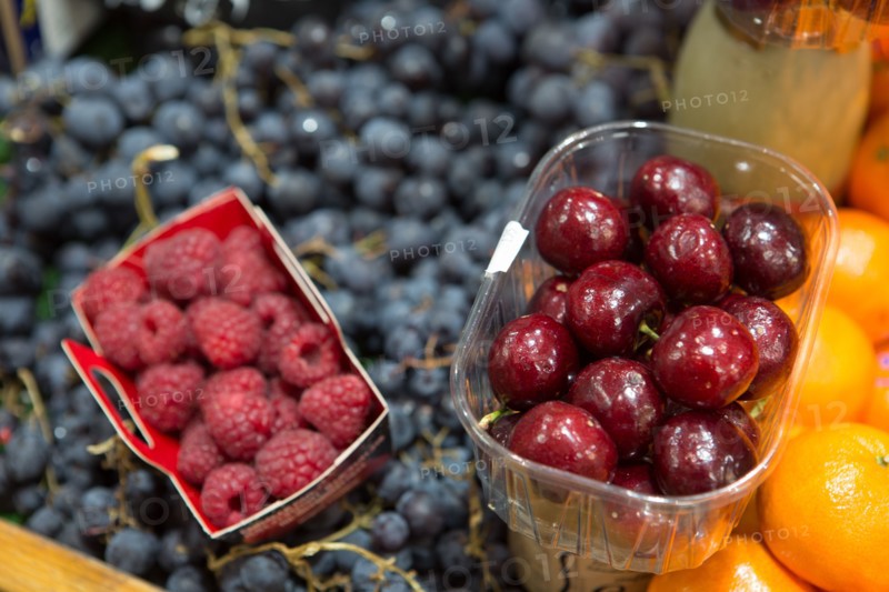 Framboises, cerises et myrtilles