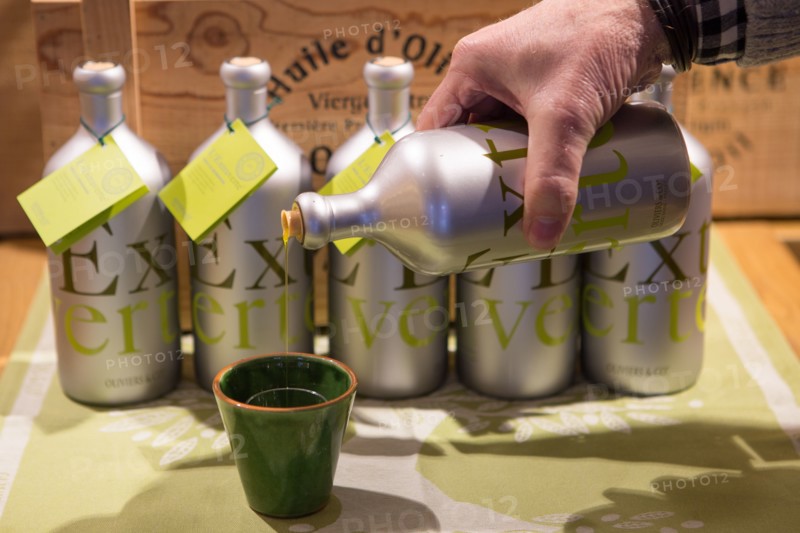 Bouteilles d'huile d'olive de la marque Oliviers & Co