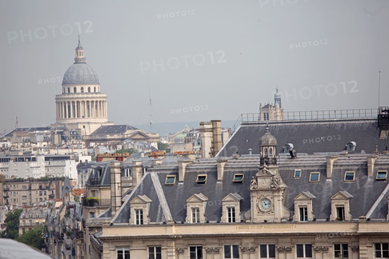 Paris, vue sur la mairie du 13e arrondissement et la coupole du Panthéon