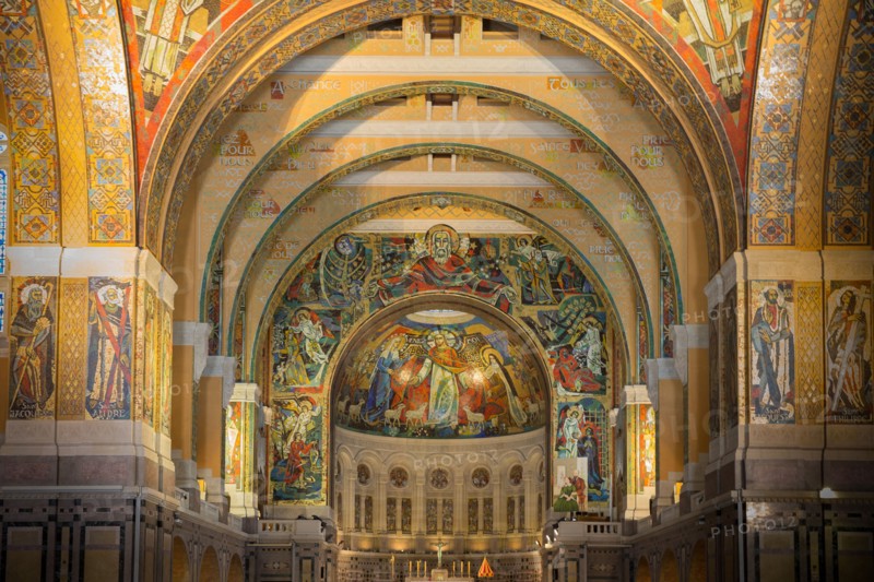 Basilique Sainte-Thérèse de Lisieux, vue intérieure