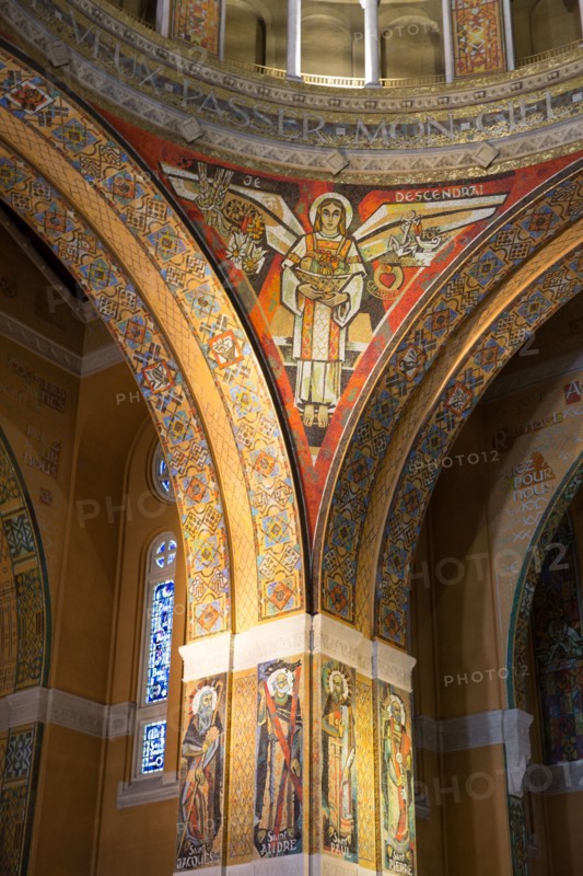 Basilique Sainte-Thérèse de Lisieux, vue intérieure