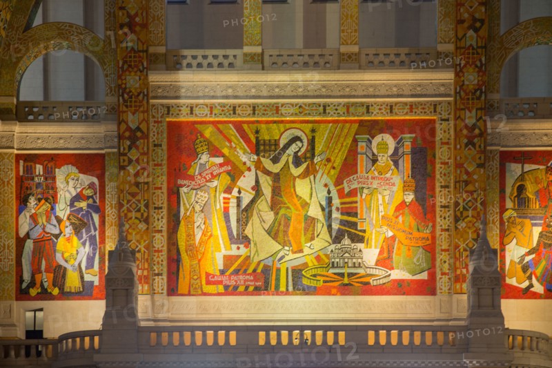 Basilique Sainte-Thérèse de Lisieux, vue intérieure