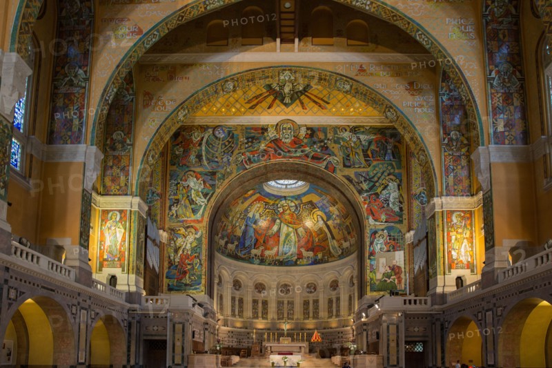Basilique Sainte-Thérèse de Lisieux, vue intérieure