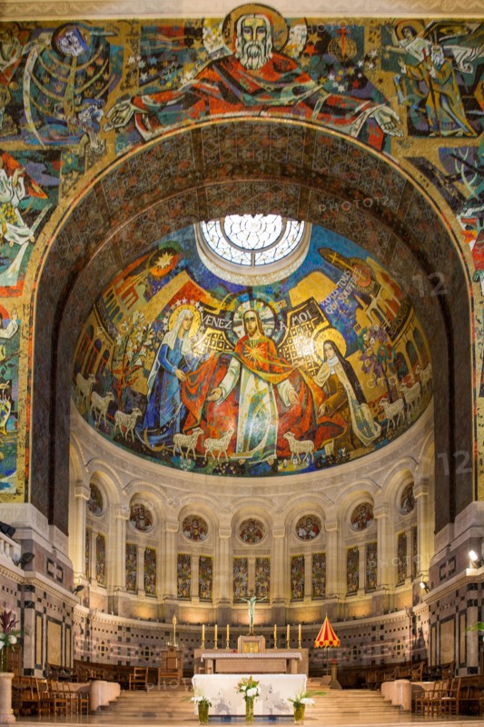 Basilique Sainte-Thérèse de Lisieux, vue intérieure
