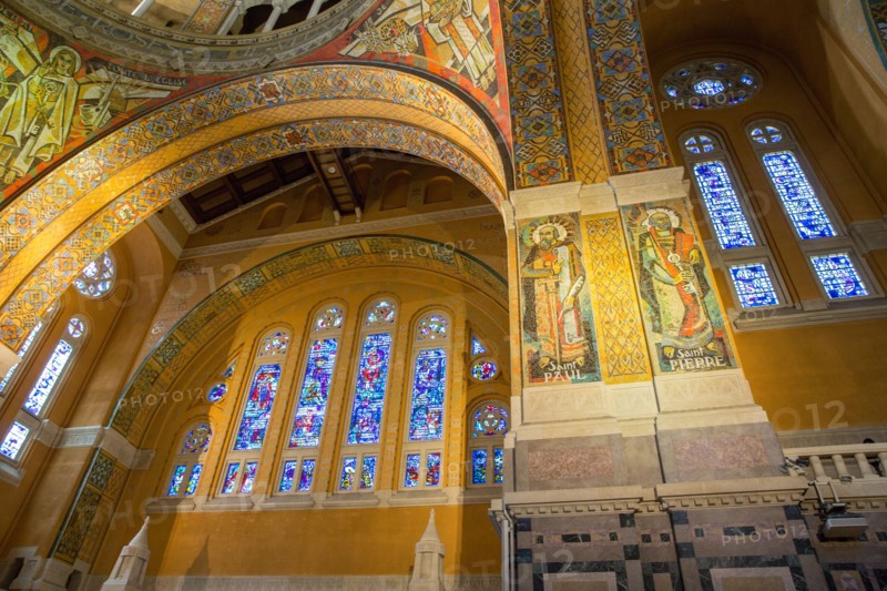 Basilique Sainte-Thérèse de Lisieux, vue intérieure