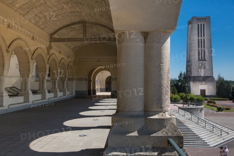 Basilique Sainte-Thérèse de Lisieux, galerie extérieure