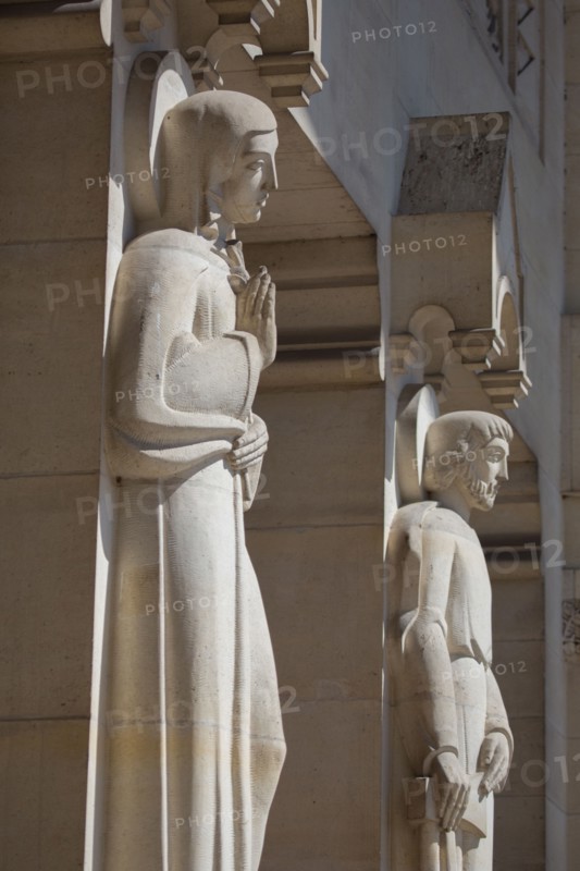 Basilique Sainte-Thérèse de Lisieux, statue du portail principal
