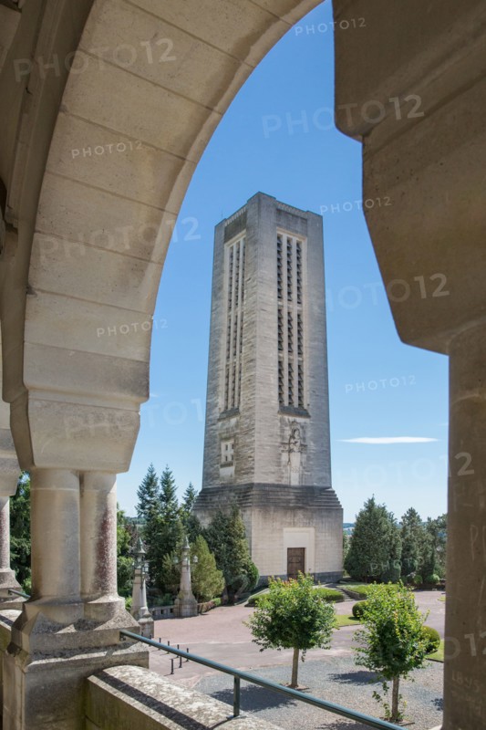 Basilique Sainte-Thérèse de Lisieux, galerie extérieure, vue sur le campanile