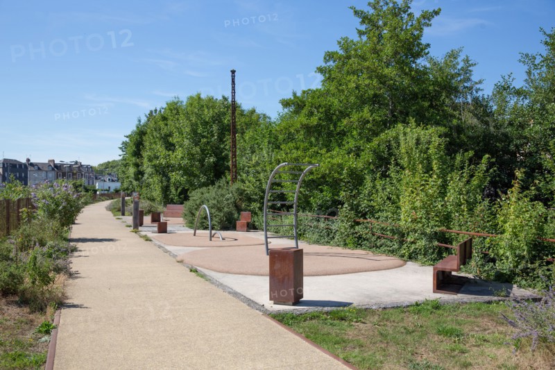 Lisieux, chemin piétonnier longeant la rivière