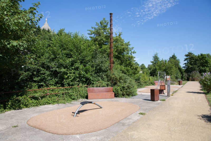 Lisieux, chemin piétonnier longeant la rivière