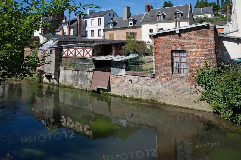 Lisieux, chemin piétonnier longeant la rivière