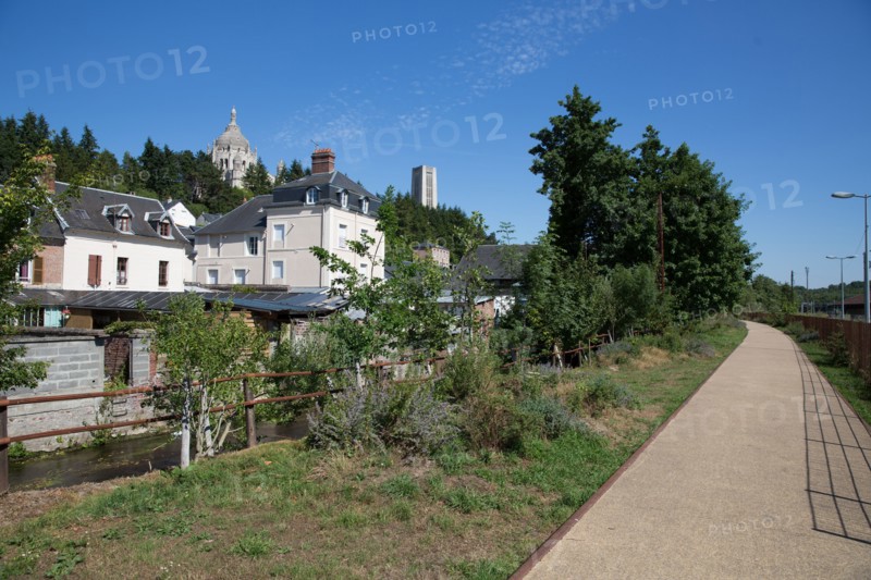 Lisieux, chemin piétonnier longeant la rivière
