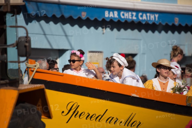 Défilé folklorique à Saint-Guénolé, Finistère Sud