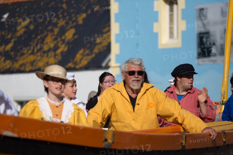 Défilé folklorique à Saint-Guénolé, Finistère Sud