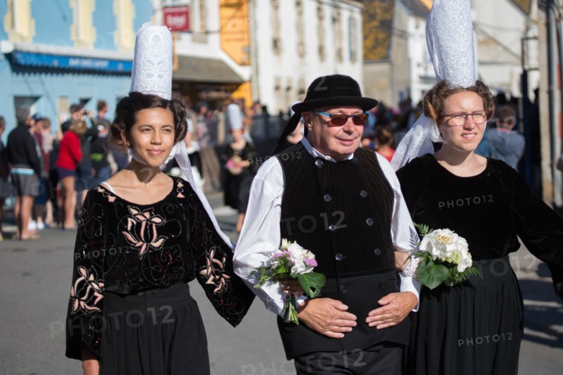 Défilé folklorique à Saint-Guénolé, Finistère Sud