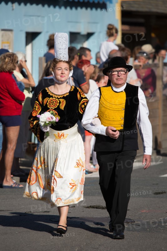 Défilé folklorique à Saint-Guénolé, Finistère Sud