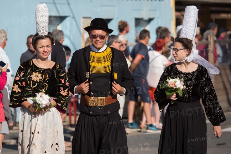Défilé folklorique à Saint-Guénolé, Finistère Sud