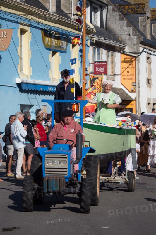 Défilé folklorique à Saint-Guénolé, Finistère Sud