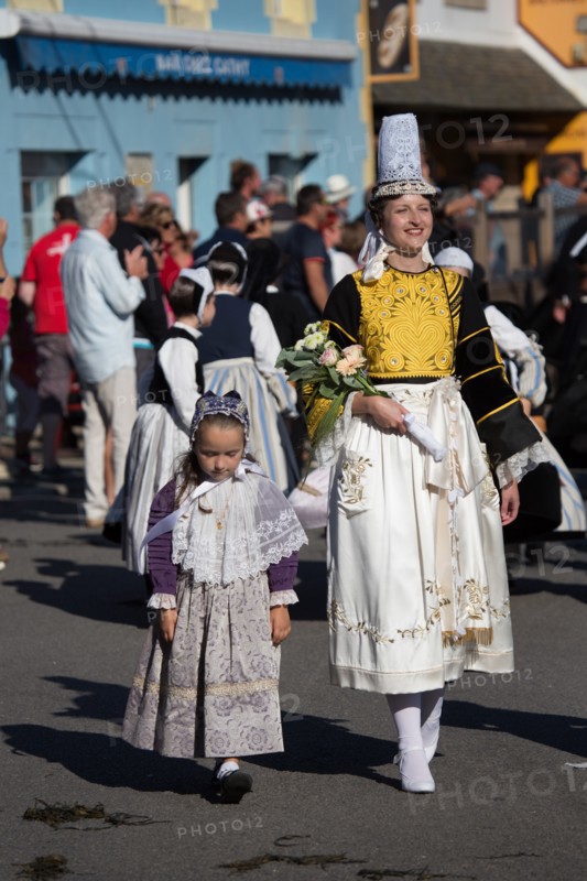 Défilé folklorique à Saint-Guénolé, Finistère Sud