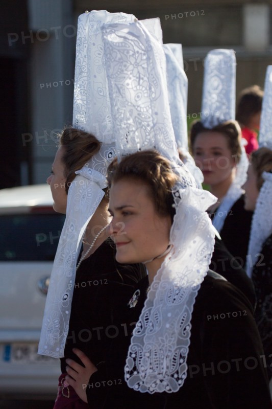 Défilé folklorique à Saint-Guénolé, Finistère Sud