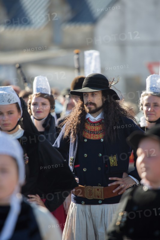 Défilé folklorique à Saint-Guénolé, Finistère Sud
