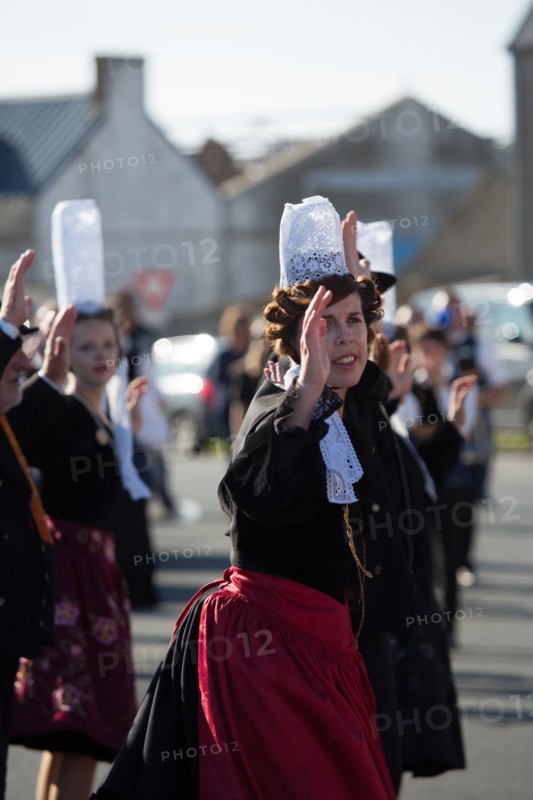 Défilé folklorique à Saint-Guénolé, Finistère Sud
