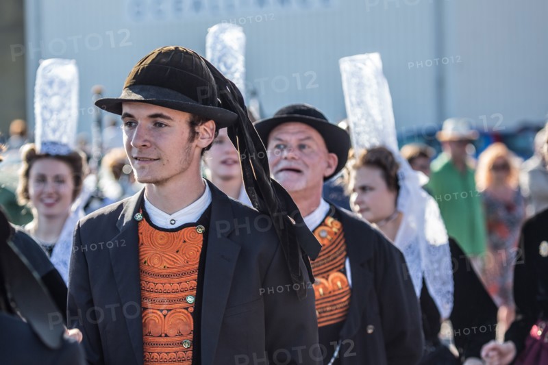 Défilé folklorique à Saint-Guénolé, Finistère Sud
