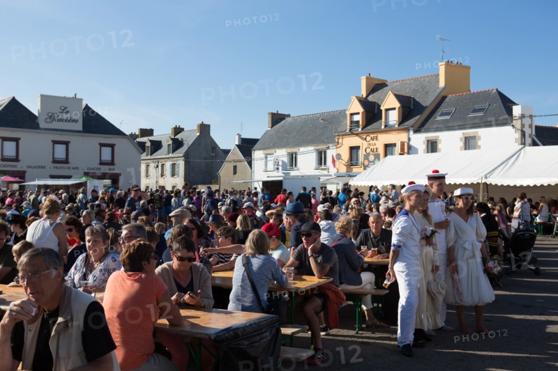 Défilé folklorique à Saint-Guénolé, Finistère Sud