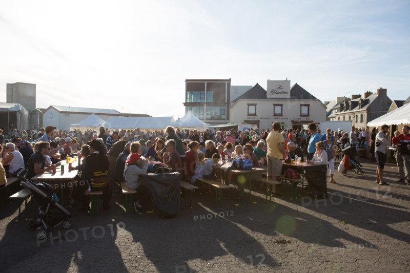Défilé folklorique à Saint-Guénolé, Finistère Sud