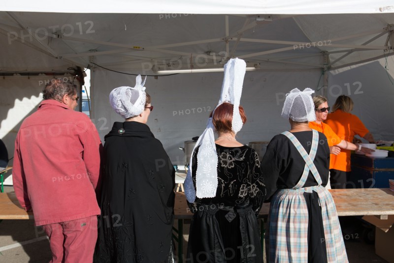 Défilé folklorique à Saint-Guénolé, Finistère Sud