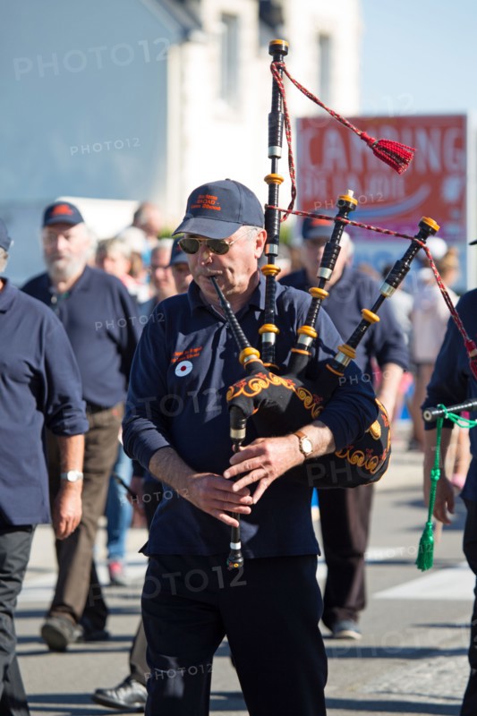 Défilé folklorique à Saint-Guénolé, Finistère Sud