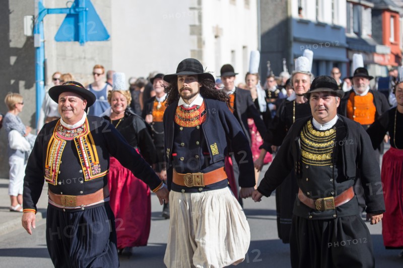 Défilé folklorique à Saint-Guénolé, Finistère Sud