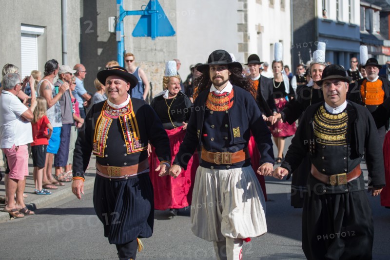 Défilé folklorique à Saint-Guénolé, Finistère Sud