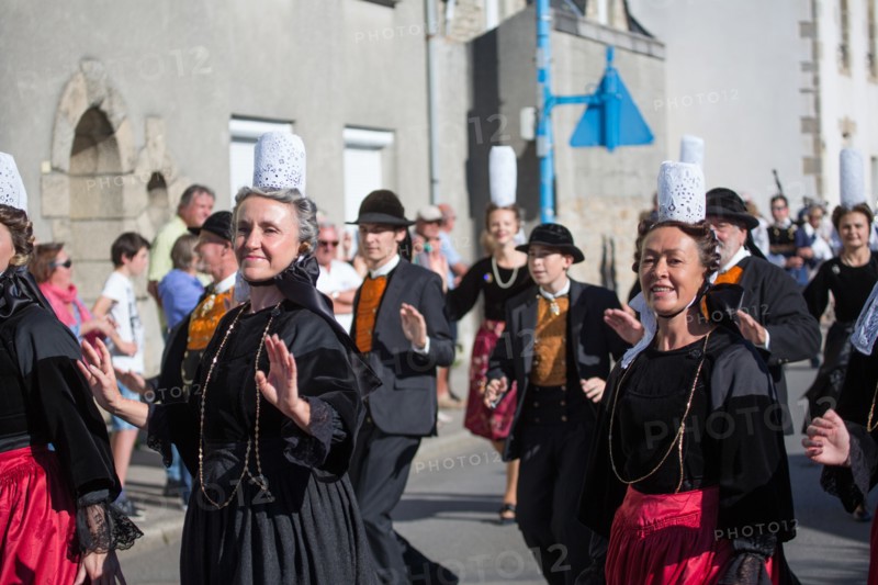 Défilé folklorique à Saint-Guénolé, Finistère Sud