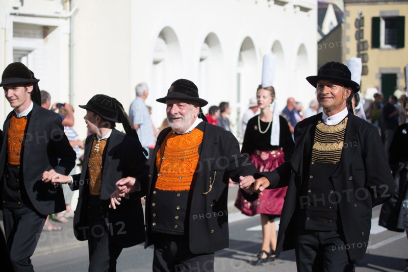 Défilé folklorique à Saint-Guénolé, Finistère Sud