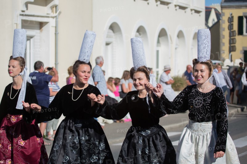 Défilé folklorique à Saint-Guénolé, Finistère Sud