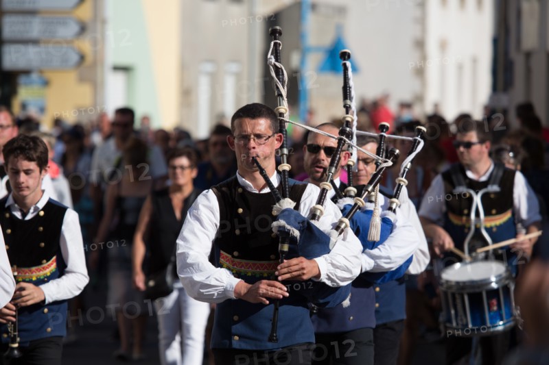 Défilé folklorique à Saint-Guénolé, Finistère Sud