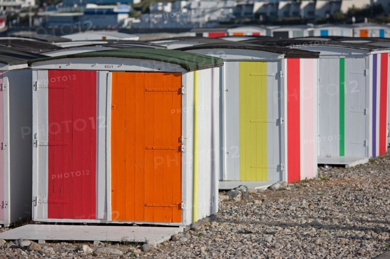 Le Havre, cabines aux portes de colorées, œuvre de Karel Mertens